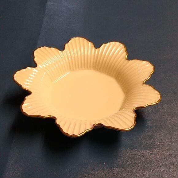 Lenox Meridian Collection Sun Flower Scalloped Edge Gold Trim Edge Cottagecore - Picture 1 of 7